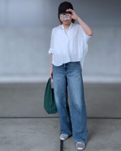 カーブジーンズと白ブラウス