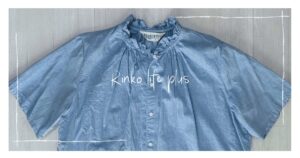 フリルネックブラウス